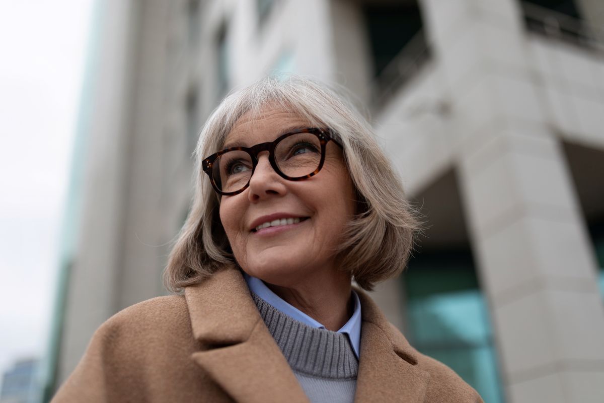 Як покращити зір після 50 років: усміхнена жінка з окулярами